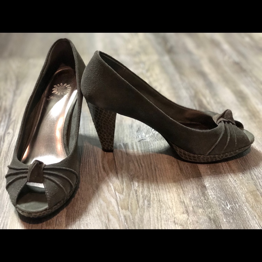 Peep toe pumps